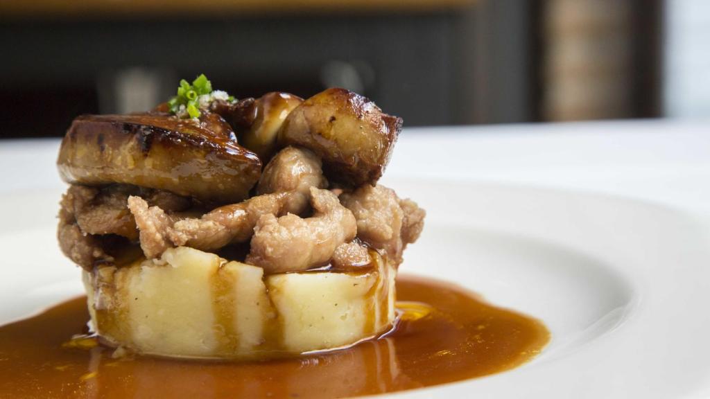 Patatas al mortero con mollejas, foie y jugo de carne_Muñagorri