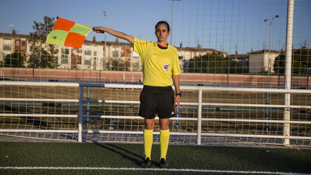 Sonia Liñares Carmona, 24 años, pita encuentros en categoría masculina de la Primera y Segunda Andaluza Senior y puede ir de asistente a División de Honor Senior y femenino asistente en la Liga Iberdrola.