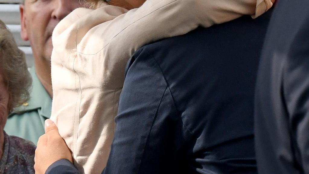 La infanta Elena besando a su hijo.