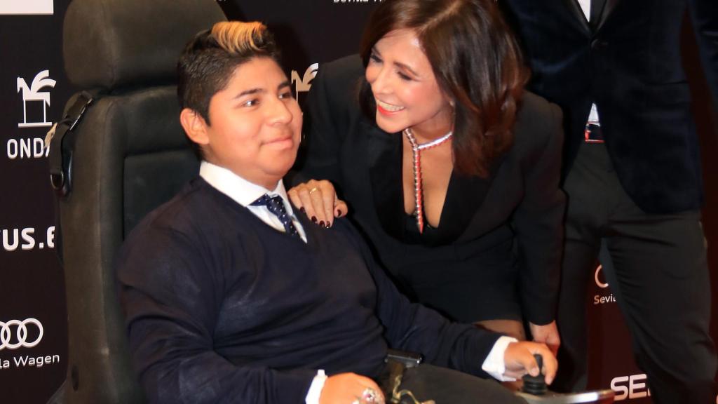 Isabel Gemio junto a su hijo.