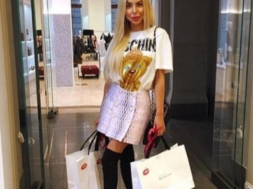 De compras en un centro comercial.