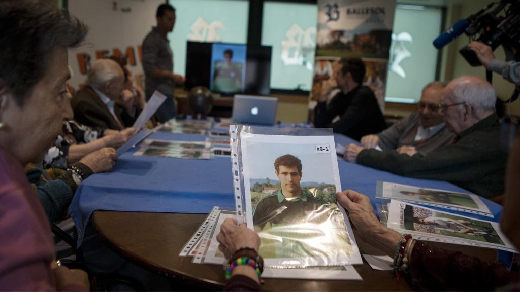 Una participante sujeta una fotografía de Andoni Zubizarreta