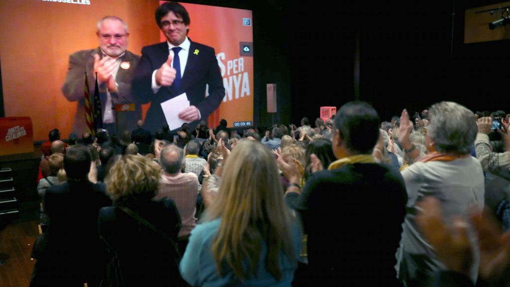 Puigdemont interviene por plasma en un mitin junto al exconseller Puig.