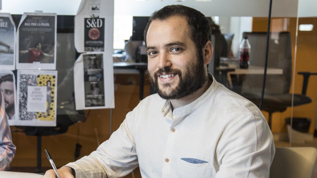Pedro J. Ramírez, presidente y fundador de EL ESPAÑOL junto a Pablo Grandío, fundador y director de Vandal, en el momento de la firma del acuerdo.
