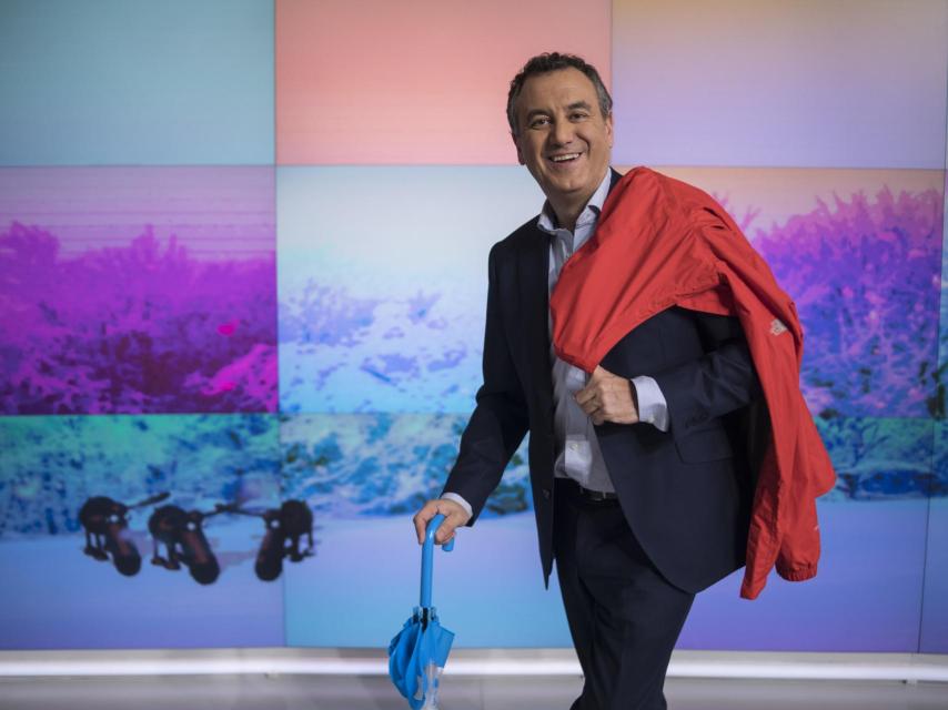 Brasero, con chubasquero y paraguas, en plató.