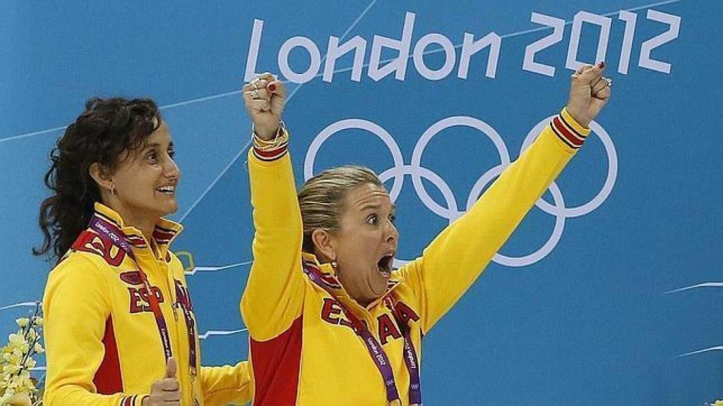 Anna Tarrés celebra la medalla de España.