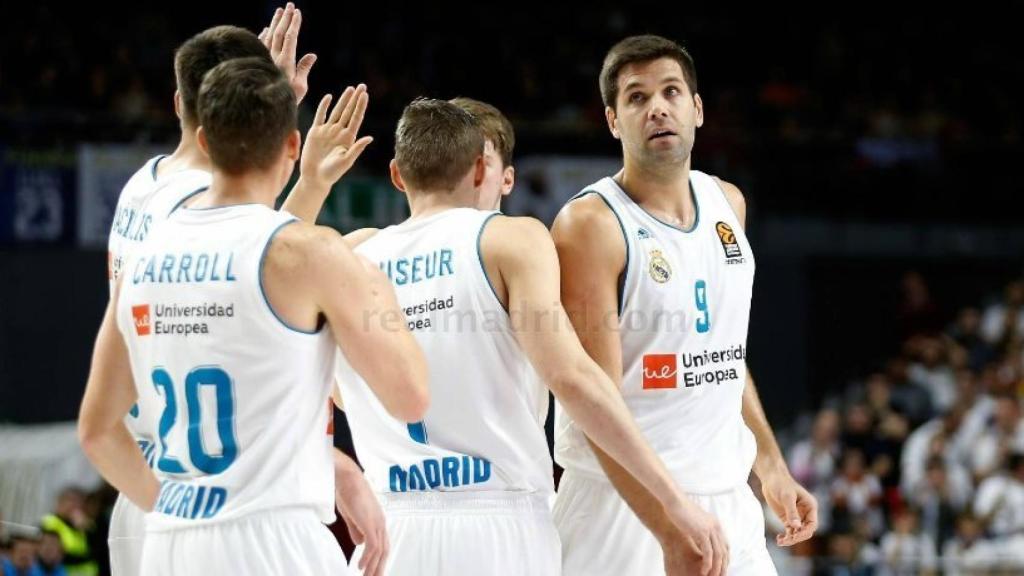 El Real Madrid celebra una canasta