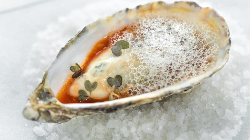 Ostras al bloody mary y aire de aji amarillo del 38 de Larumbe.