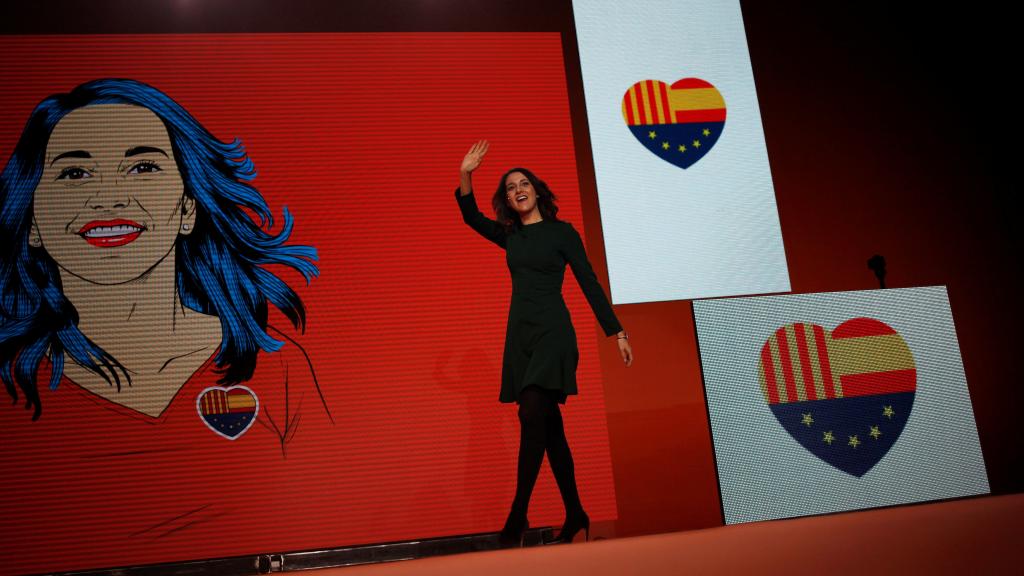 Inés Arrimadas sale al escenario durante el acto final de campaña de Ciudadanos