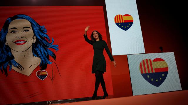 Inés Arrimadas sale al escenario durante el acto final de campaña de Ciudadanos