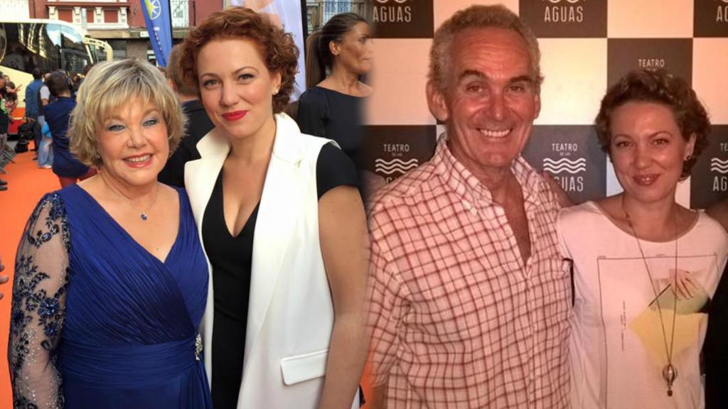 Azahara con su madre y su padre.