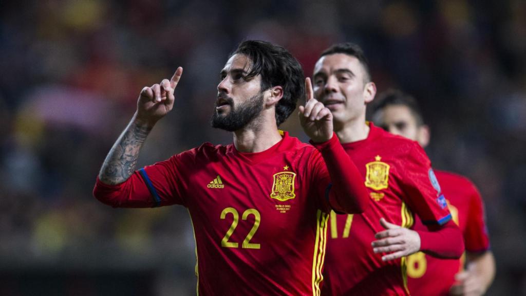 Isco celebra un gol con España.