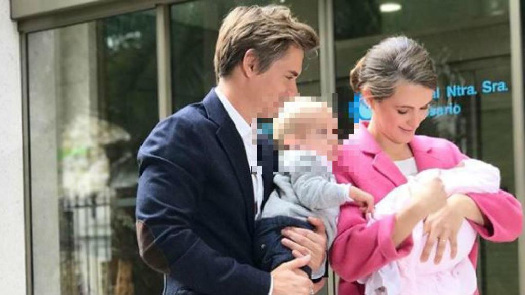 Carlos Baute con su mujer y sus dos hijos.