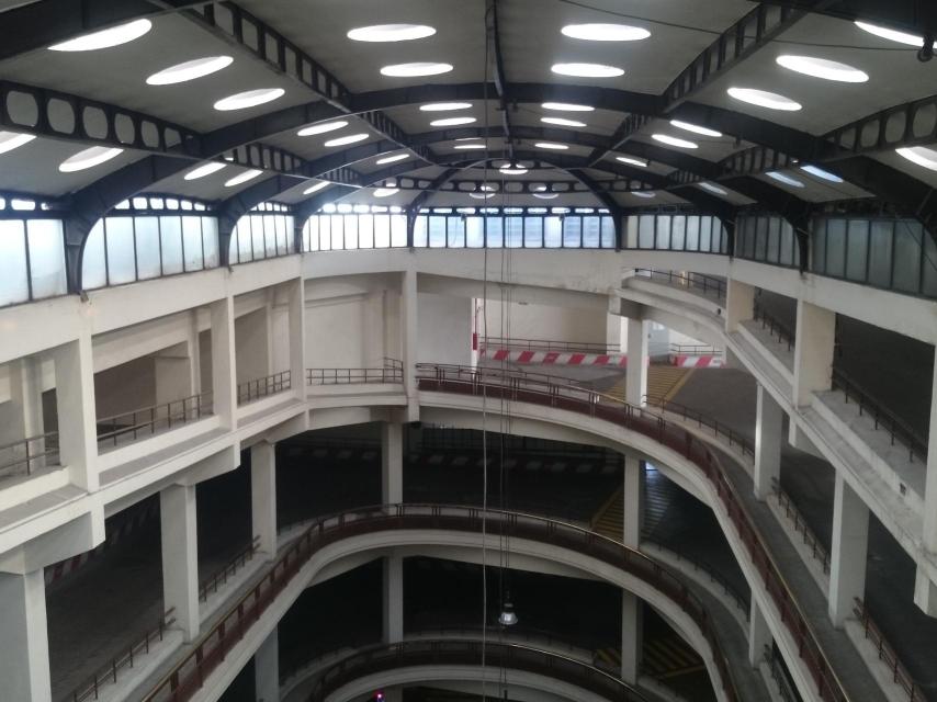 La rampa del garaje vista desde la última planta.