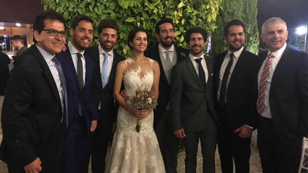 El recién estrenado matrimonio, en el centro, junto a José María Espejo (Ex vicepresidente segundo del Parlament), David Mejía Ayra (candidato de Cs por Barcelona), Xavier Salvatella (Dircom del Espanyol), Roger Montañola (exdiputado de Unió y socio de Cima), Fernando de Páramo (secretario de Comunicación de Cs), y Carlos Carrizosa (portavoz de Cs en el Parlamento catalán).