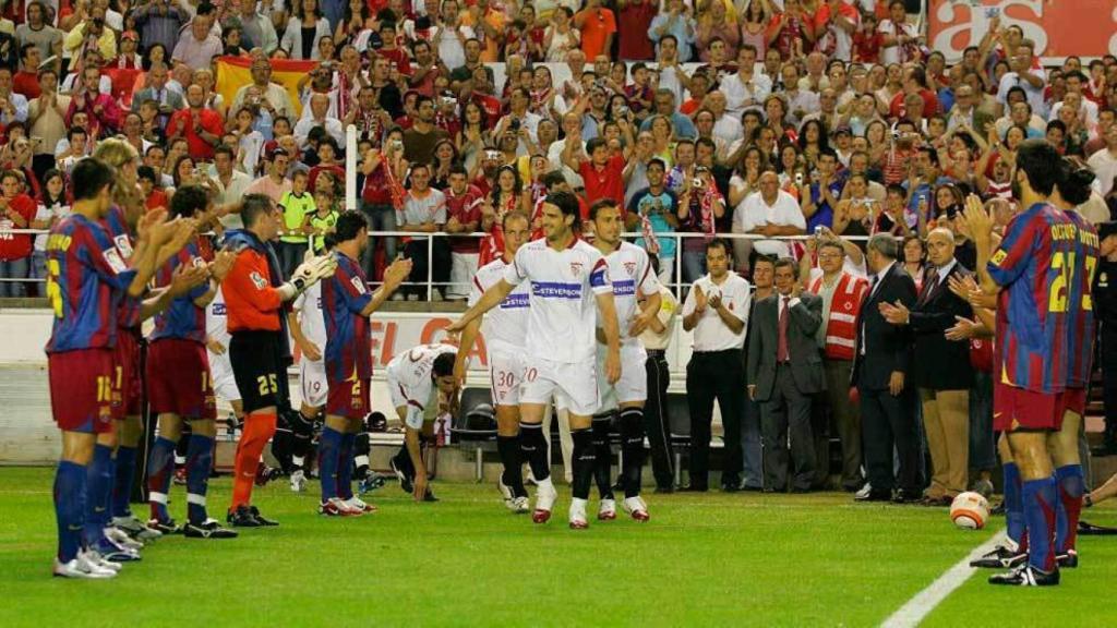 El pasillo que el Barcelona hizo al Sevilla, campeón de la UEFA, en 2006.