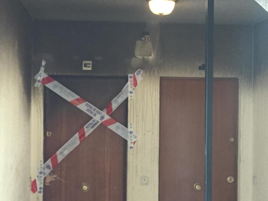 La puerta precintada del domicilio de Teodoro.