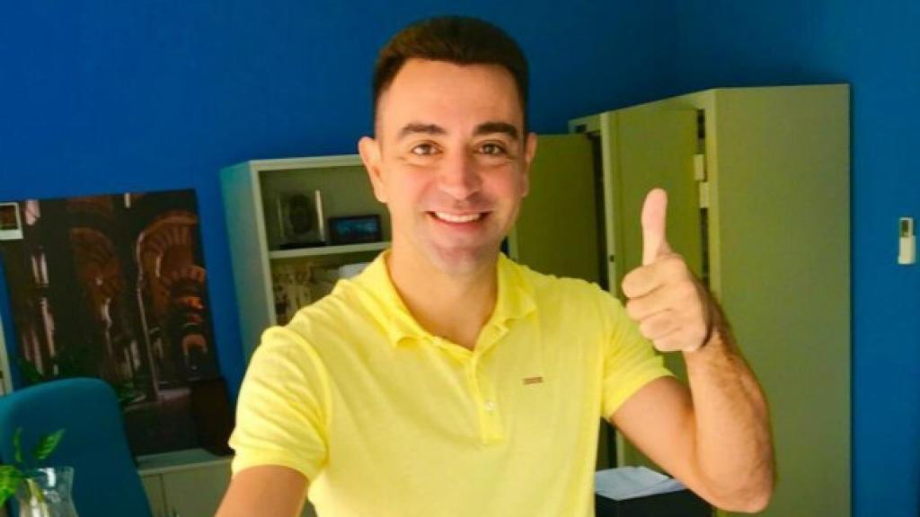 Xavi Hernández votando en Qatar y de amarillo.