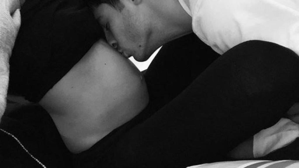 Álvaro Morata besando la tripa de Alice Campello.