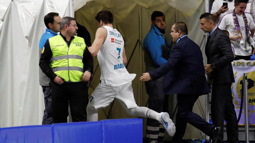 La patada furiosa de Luka Doncic nada más abandonar el partido.