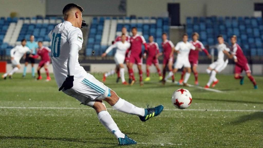 Óscar Rodríguez lanzando una falta