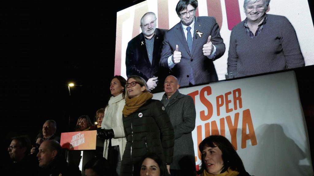 Puigdemont y dos exconsellers, en el plasma, instalado encima de una furgoneta en Barcelona.
