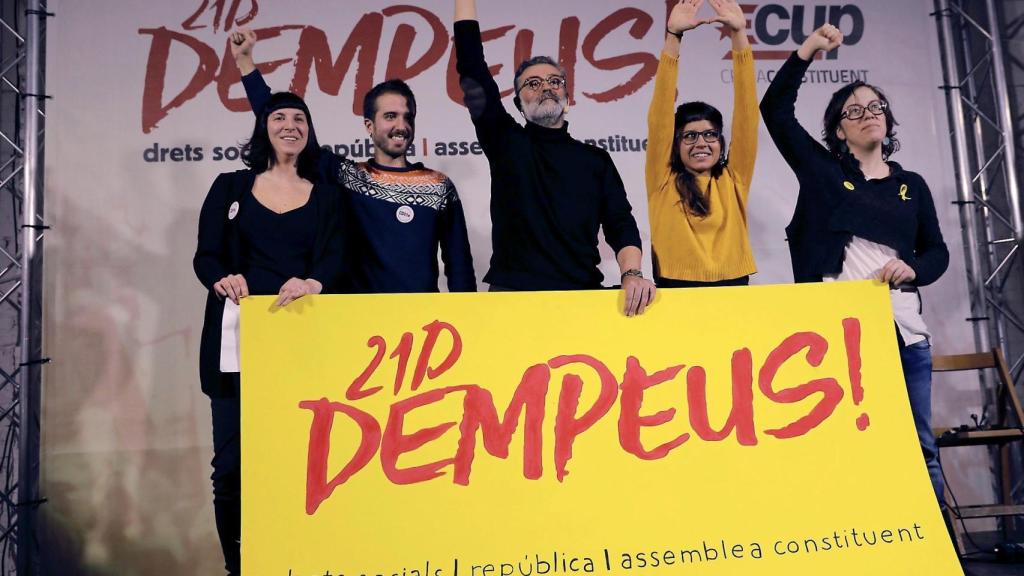 Los candidatos de la CUP Carles Riera, Eulalia Reguant y Maria Rovira, entre otros.