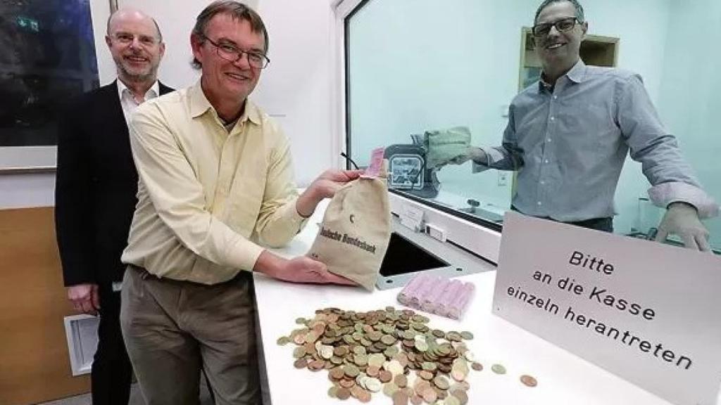 Heiko Ennen (jefe de la sucursal del Bundesbank en Oldenburg), empleado Wolfgang Kemereit y líder del equipo Horst Schütte