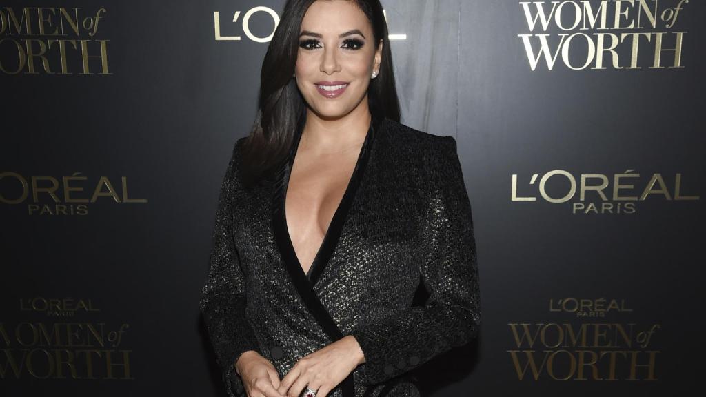 Eva Longoria, muy pendiente de su tripita en su último acto público.