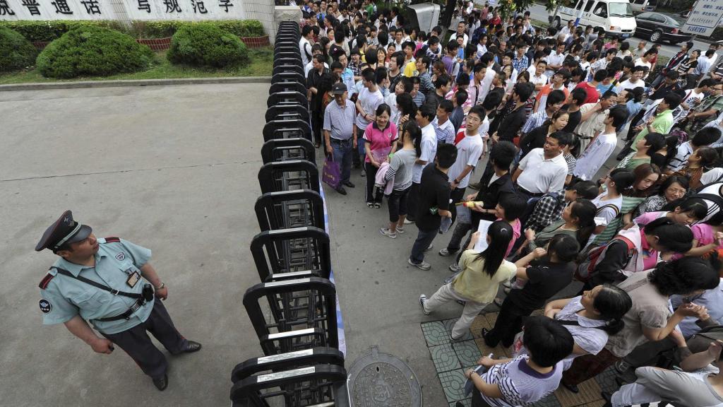 Alumnos antes de entrar a examinarse del Gaokao.