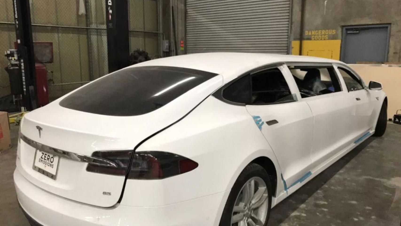 tesla model s limusina trasera