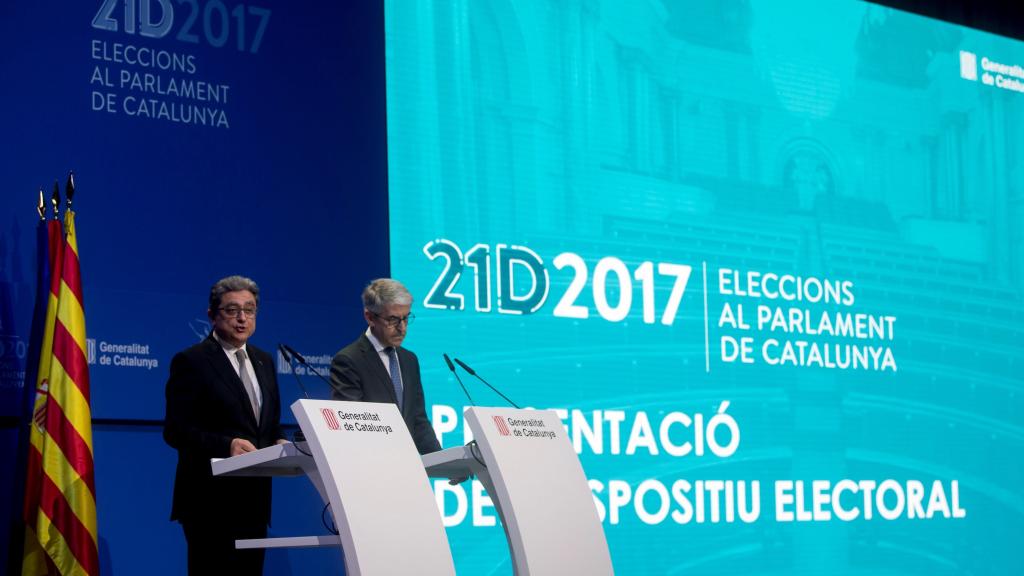 El delegado del Gobierno en Cataluña Enric Millo (i) y el secretario general técnico del Ministerio del Interior, Juan Antonio Puigserver (d).