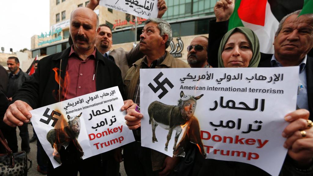 Palestinos queman una caricatura de Trump.
