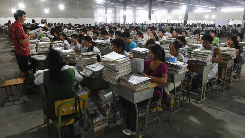 Estudiantes chinos momentos antes de examinarse.