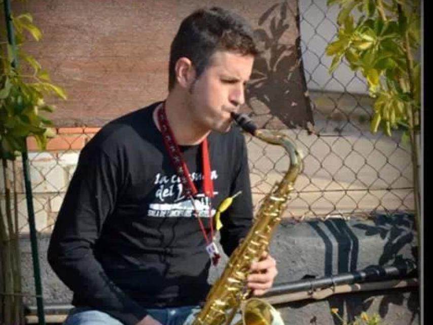 Antonio lleva más de veinte años en distintos grupos de música.