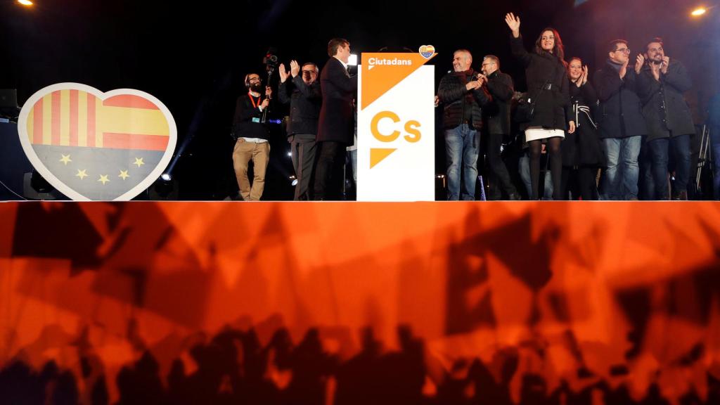 Inés Arrimadas celebra la victoria con sus seguidores.