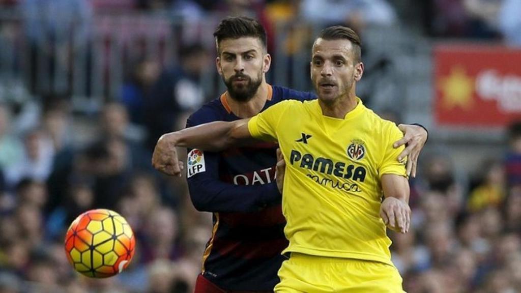 Piqué y Soldado durante un partido de la Liga.