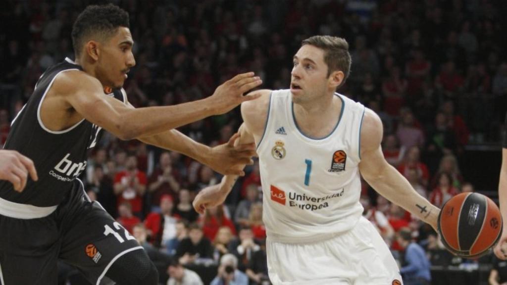 Causeur ante el Brose Basket