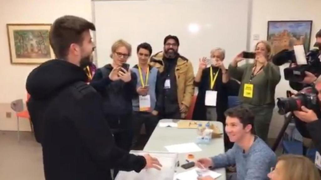 Piqué, votando en las elecciones catalanas. Foto. Twitter (@IgnacioMiguelez)