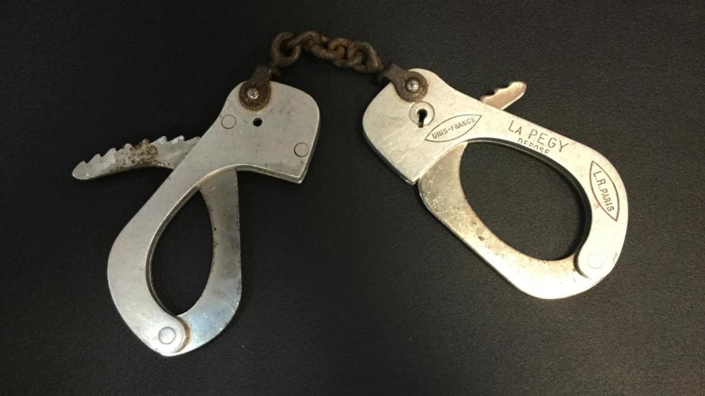 El mando conserva las esposas que ETA le puso a Ortega Lara.