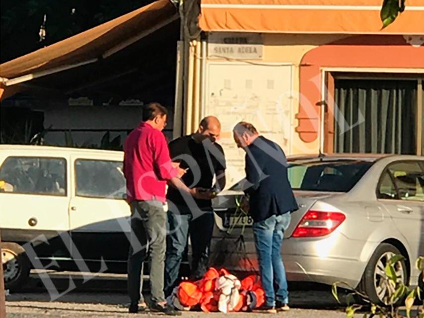 Reunión de Brahim Mohamed, policía nacional expulsado del cuerpo, con uno de los empresarios almerienses (derecha) y con el valenciano (jersey rosa).