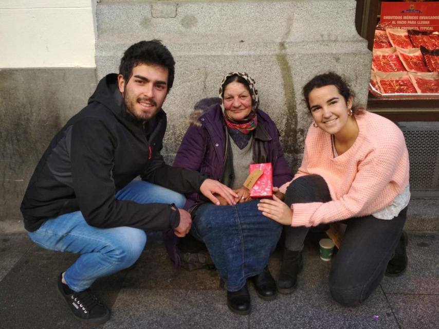 Marta y Marco, entregando un regalo.