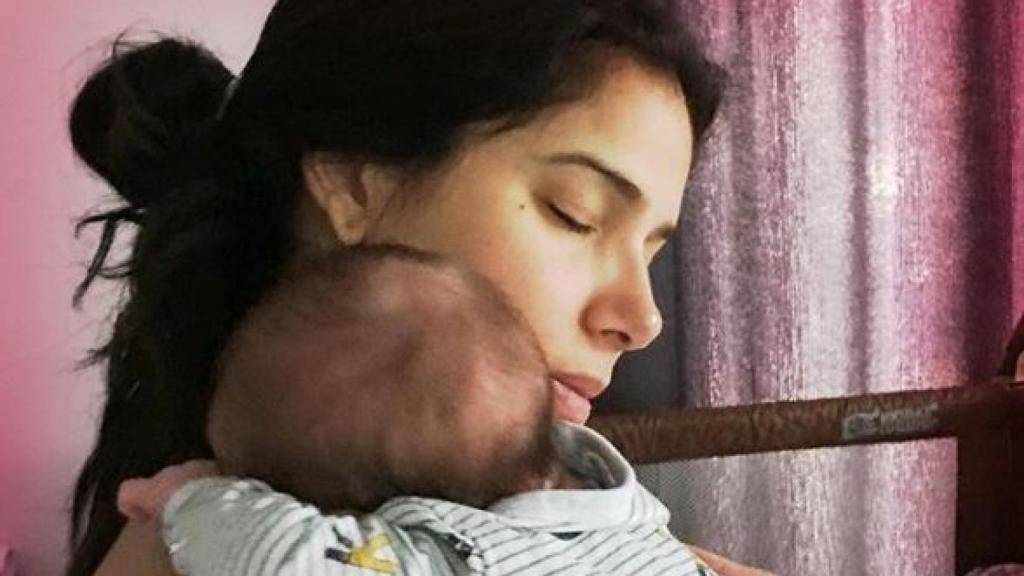 Roselyn  y su bebé.