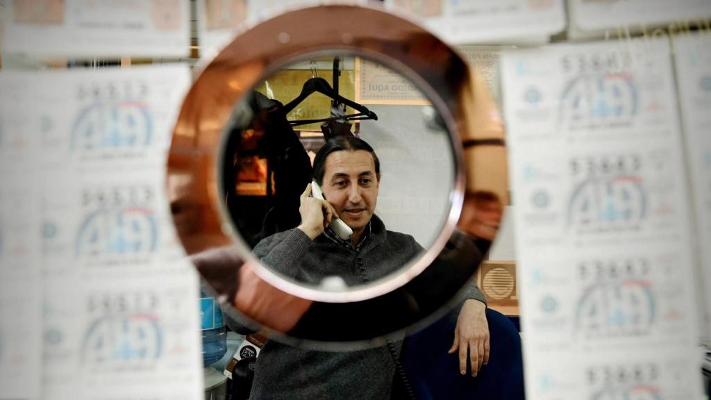 Julio, en su lugar de trabajo después de haber dado 4 millones de euros en el Gordo de Navidad.