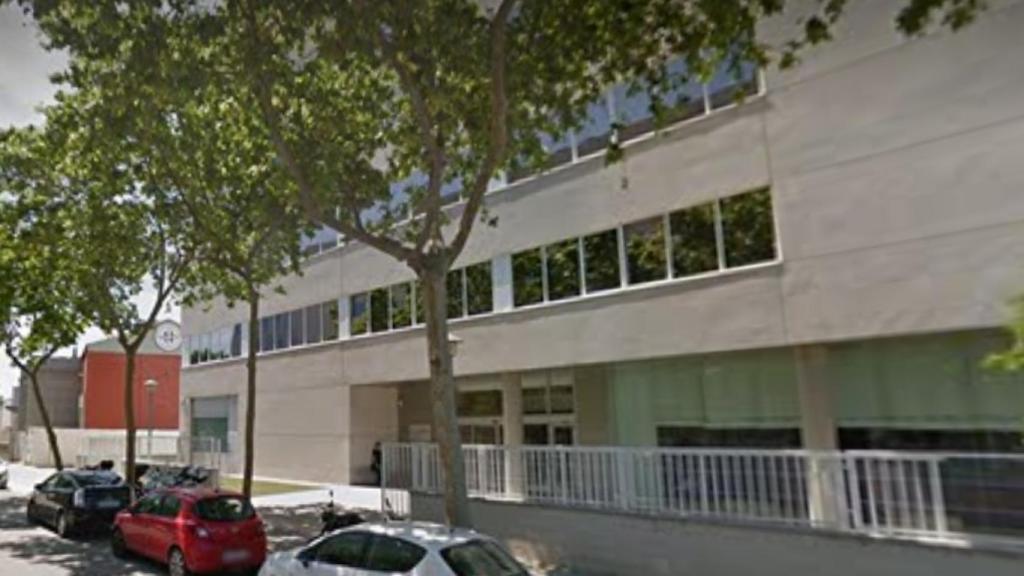 El número 5 de carrer Plom. Muchas empresas para un edificio tan pequeño...