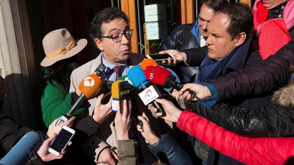 El representante de la Asociación Clara Campoamor -que ejerce la acusación popular-, Luis Antonio Calvo, a las puertas de los tribunales de Aranda de Duero.