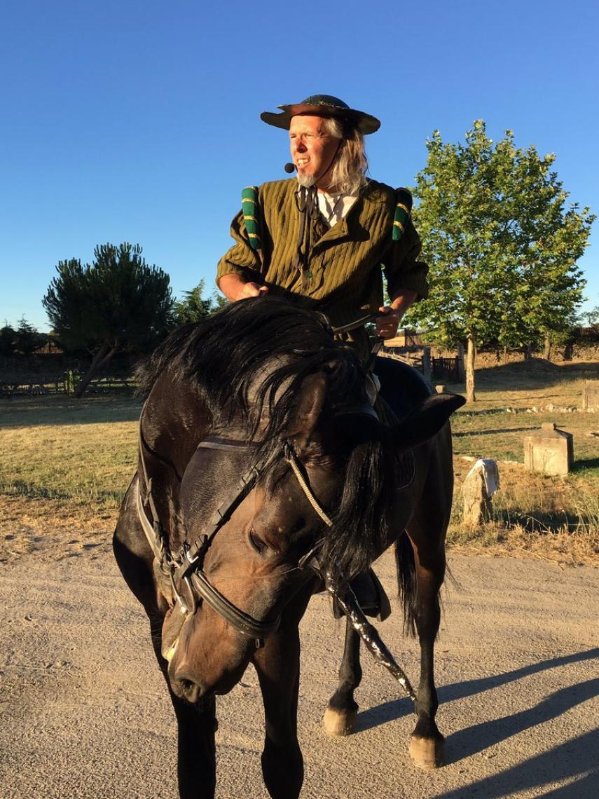 Aquí, en una de sus performance, disfrazado de Don Quijote sobre un caballo con cuerno de unicornio.