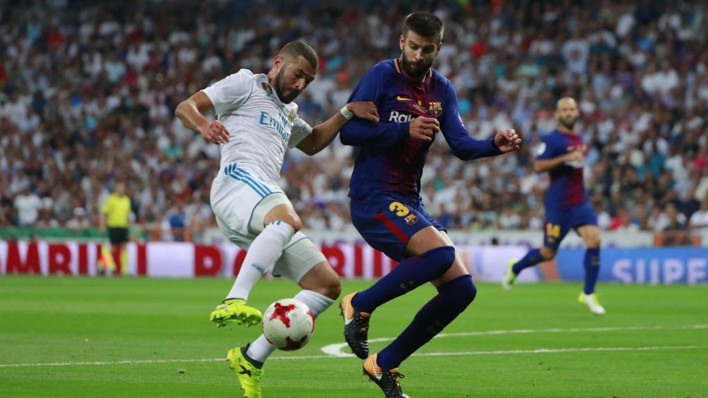 Benzema y Piqué en el último Real Madrid - Barcelona.