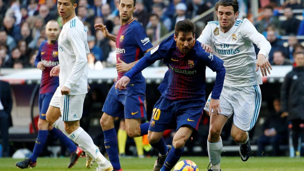 Kovacic persigue a Messi durante el Clásico.