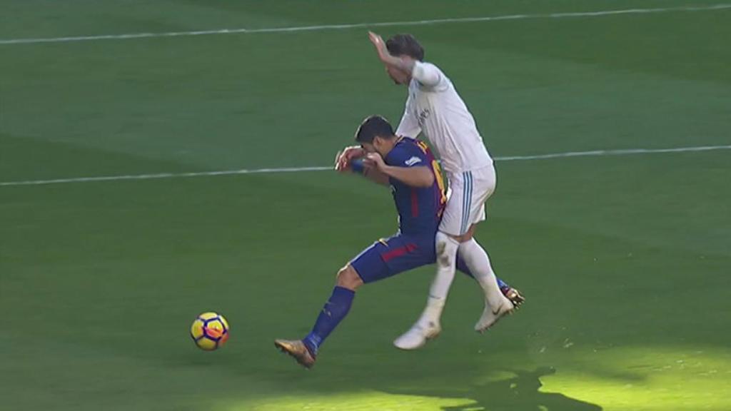 Sergio Ramos golpea a Luis Suárez